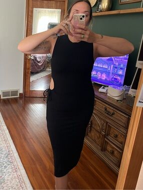 Olive & Oak Black Sleeveless Side-Cut Midi Dress